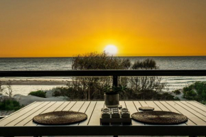 Absolute Beachfront Sandy Feet 2 upstairs 2 bedroom apartment Beach Stayz Semaphore, Adelaide